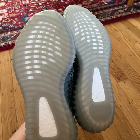YEEZY BOOST 350 V2 Brand new, never warn, tags attached display picture 2